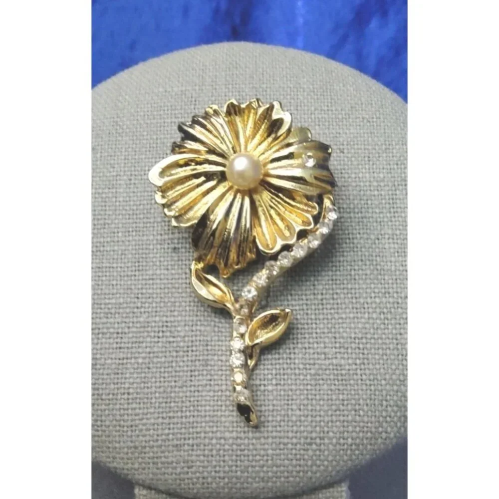 vintage gold tone floral design chrystal lined stem brooch